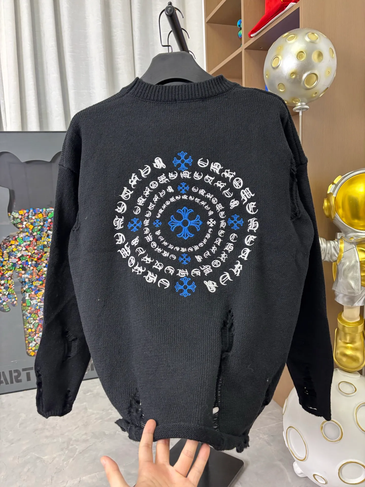 P250 model number: DC201# Chrome Hearts CH Chrome Hearts embroidered disc Sanskrit cross hole knitted sweater pullover Chrome Hearts grinding hole craftsmanship The upper body is loose and stylish The hem is expanded and casual design makes fat people slim to the extreme, thin people have limited height and class ZP printing 1:1 perfect restoration Looks good when worn alone Can be easily worn by men and women The holed sweater is cool and rustic It's so elegant. The design is hollow and casual, yet trendy and has an indescribable sense of fashion!  Color: Black Beige Gray Size: S M L